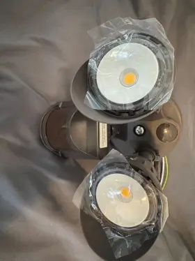 840-u-s18-bz Eiko 10641 Owl2-20/20w/840-u-s18-bz Security Light 2 Head Motion Led Fixture