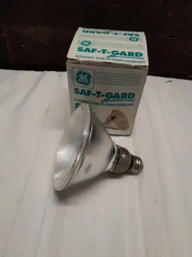Ge 043168122894 Saf-t-gard 85 Watt Automatic Dusk-to-dawn Floodlight Halogen