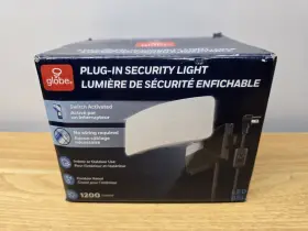 Globe 058219727089 Electric 1200-lumen 10.5-watt Black Plug-in Led Outdoor Floodlight
