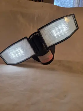 Se1216-brs-02lf4-g Good Earth Led Motion Sensor Security Flood Light Battery Powered 2 Head Tested
