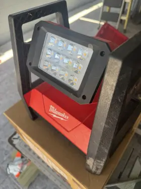 236080 Milwaukee Flood Light