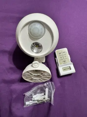 Mb370 Mr. Beams Wireless Motion Sensor Led Spotlight With Remote 140 Lumens