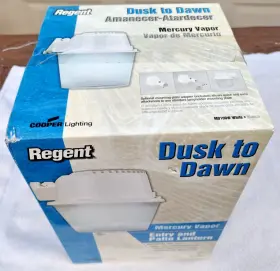 Md100w Regent Dusk To Dawn Mercury Vapor Floodlight - White New In Box With 100w Bulb