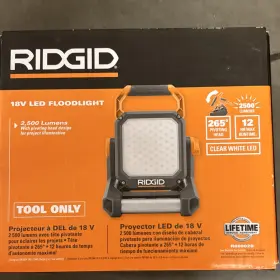 R869402 Ridgid 18v Led Floodlight 2500 Lumens Pivoting Head Clear White