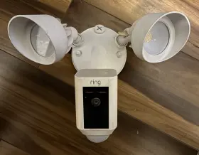 Ring 842861100907 Floodlight Camera Motion-activated Hd Security - White