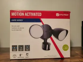 6222b-pir24 Utilitech Motion-activated Flood Light 110-degree 2-head Black Integrated Led