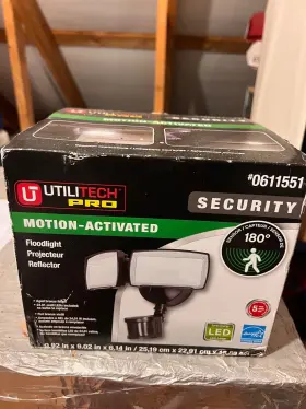 0111651 Utilitech 755284014921 Pro Motion-activated Led Floodlight 1980 Lumens Bronze