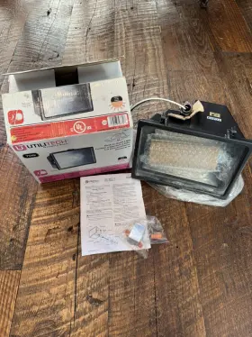 Ut-5677-bz Utilitech 70w Dusk To Dawn Flood Light High Sodium 1 Head New Open Box